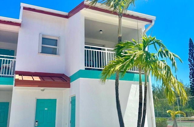 Stunning Marina-Front Townhome in South Bimini: Steps to pristine beaches