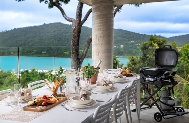 Stunning Modern 2-Bedroom Apartment with Coral Sea Views