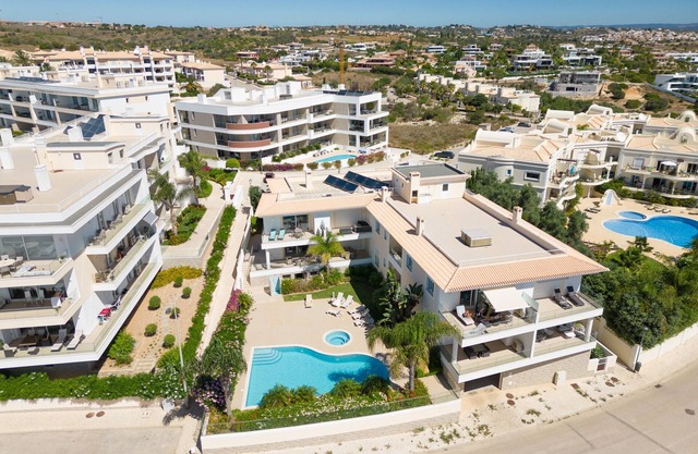 Stunning modern apartment [85]