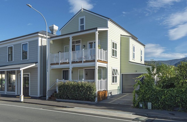 Stunning, modern yet characterful city-fringe townhouse in the heart of The Wood