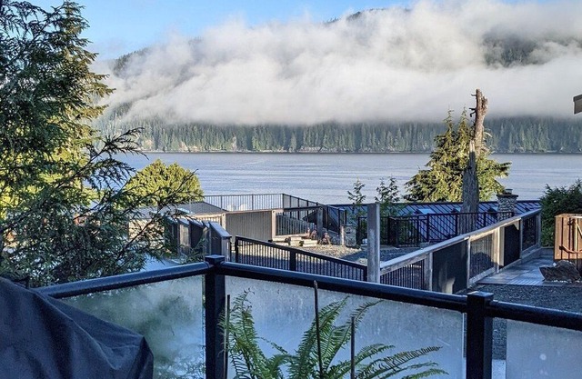 Stunning Oceanview Cottage - 3 Bedroom + Sauna - Pet Friendly