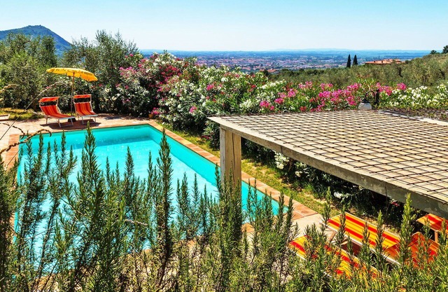 Stunning private villa with WIFI, private pool, A/C, hot tub, TV, patio and pets allowed