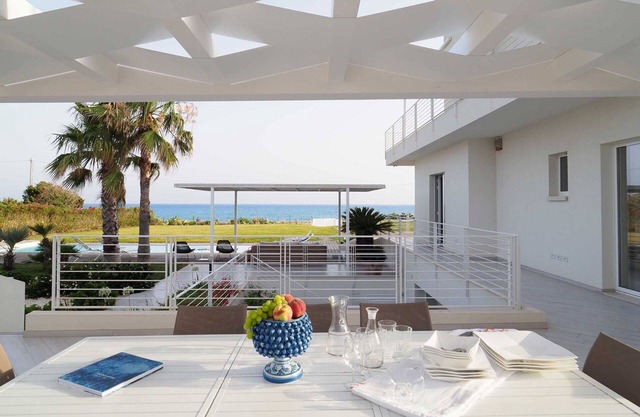 Stunning private villa with WIFI, sauna, hot tub, A/C, private pool, TV, patio and panoramic view