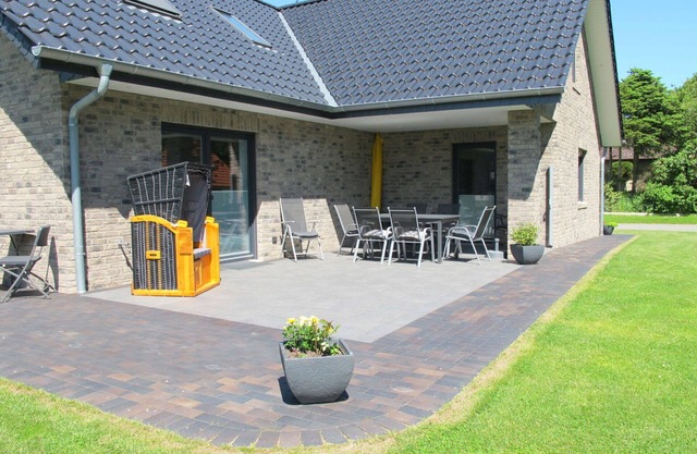 Stunning private villa for 10 guests with hot tub, WIFI, TV and patio