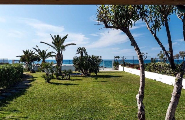 Stunning private villa for 5 guests with WIFI, hot tub, A/C, TV, terrace and panoramic view