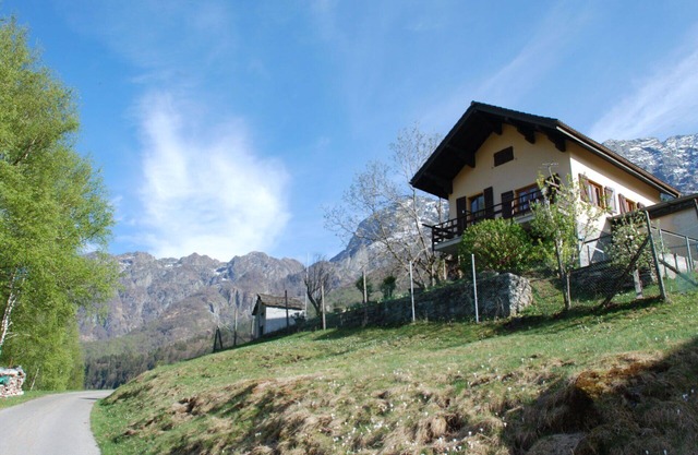 Stunning private villa for 4 guests with TV, patio, pets allowed and panoramic view