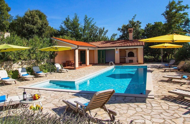 Stunning private villa for 10 guests with pool, WIFI, A/C, TV and terrace