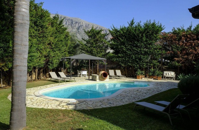 Stunning private villa for 7 guests with A/C, private pool, WIFI, TV and patio