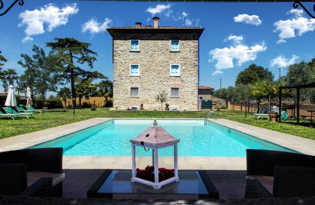 Stunning private villa for 20 guests with private pool, WIFI, A/C, TV, veranda and pets allowed