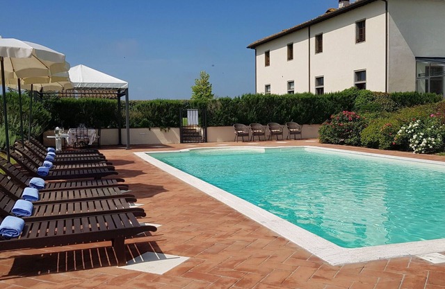 Stunning private villa with A/C, private pool, sauna, hot tub, WIFI, TV, patio, close to Cortona