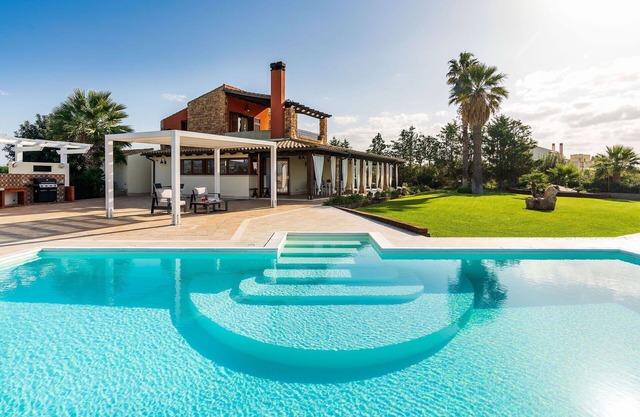 Stunning private villa for 9 people with WIFI, private pool, A/C, TV, terrace and panoramic view
