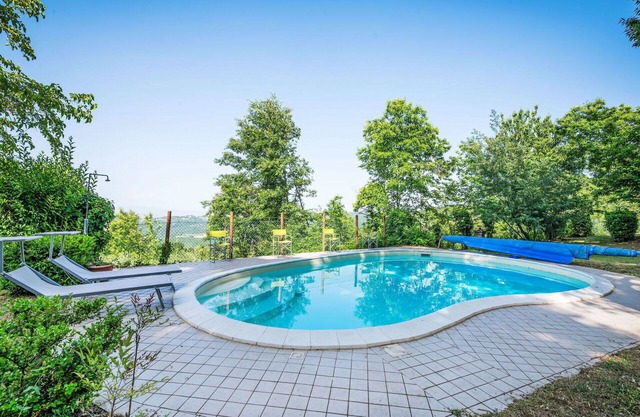 Stunning private villa for 6 guests with private pool, WIFI, A/C, TV, terrace and pets allowed