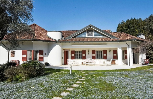 Stunning private villa with private pool, WIFI, A/C, hot tub, TV, patio and pets allowed