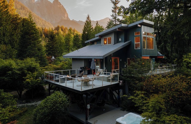 Stunning Riverside Resort w/view, hot tub, sauna!