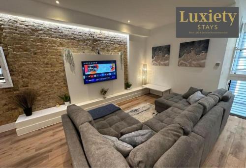 Stunning & Sleek 2BR Excellent Location Nr Cliffs Pavillion by Luxiety Stays