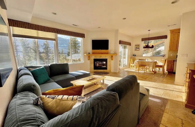 Stunning Tahoe Home with Views of Donner Lake Walk to Lake Dog OK
