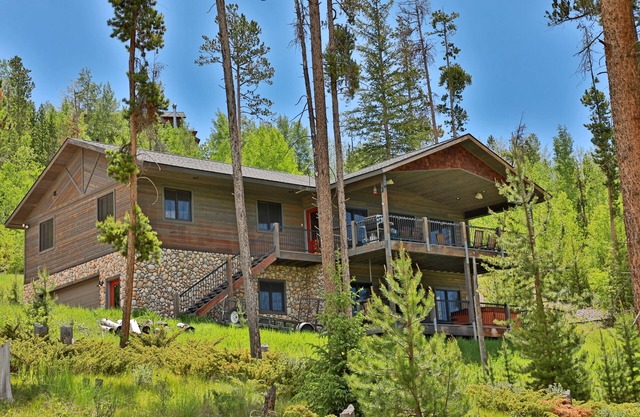 Stunning Vacation Home in Charming Town of Grand Lake - 5* Reviews - Hot Tub