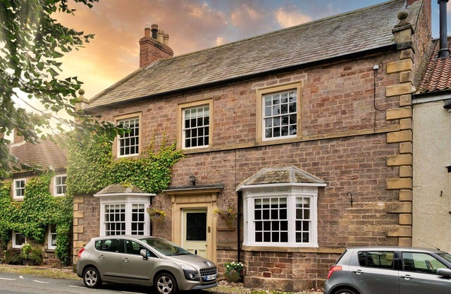 Stunning villa for 14 people with WIFI, hot tub, TV and pets allowed