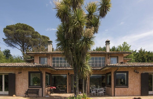 Stunning villa for 14 guests with A/C, hot tub, WIFI, pool, TV and pets allowed