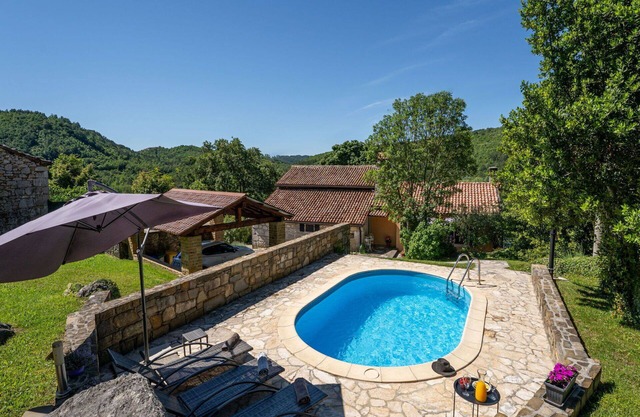 Stunning villa for 7 people with A/C, hot tub, WIFI, private pool, TV and pets allowed