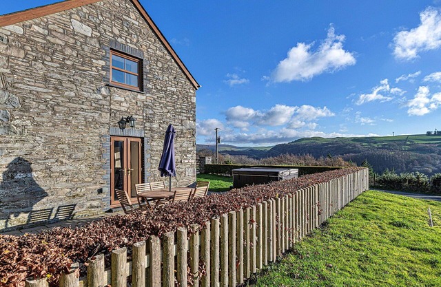 Stunning villa for 6 guests with hot tub, WIFI, TV and pets allowed