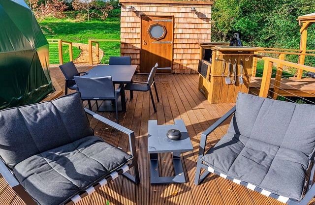 Stunning villa for 4 guests with hot tub, WIFI and terrace