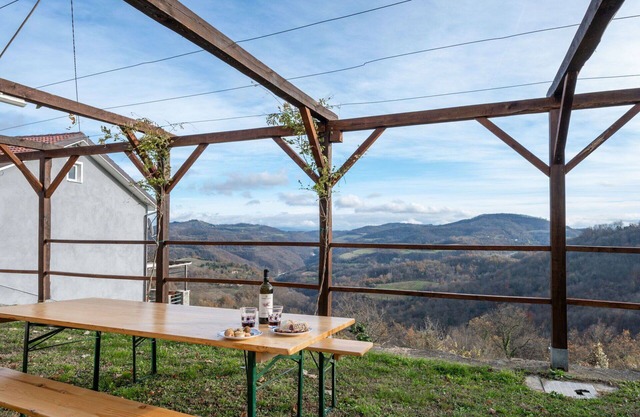 Stunning villa for 7 people with WIFI, hot tub, TV, patio, pets allowed and panoramic view