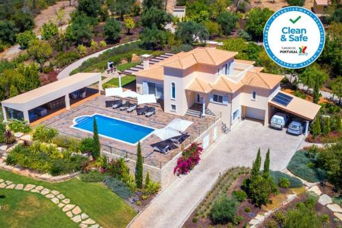 Stunning villa, heated pool, pool bar, sea views by Lisbeyond