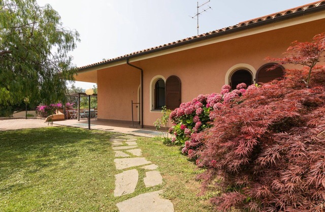 Stunning villa for 6 people with WIFI, hot tub, A/C, TV, patio, pets allowed and panoramic view
