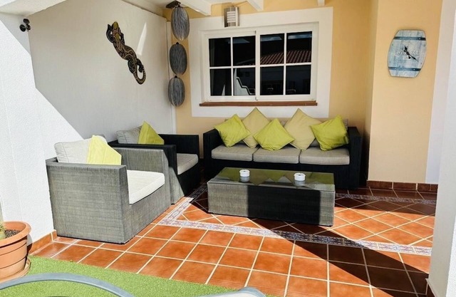 STUNNING VILLA WITH HOT TUB, 10 MINS WALK TO THE BEACH,WITH COMMUNAL POOL.