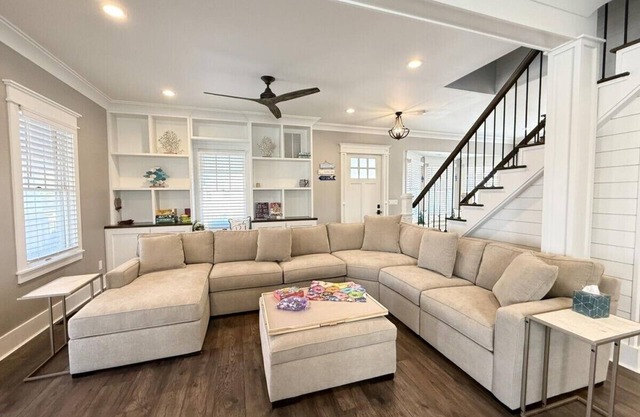 Stunning! Wrap Around Porch, 1 block: Beach & Jenk's, 6 Badges, Private Parking!