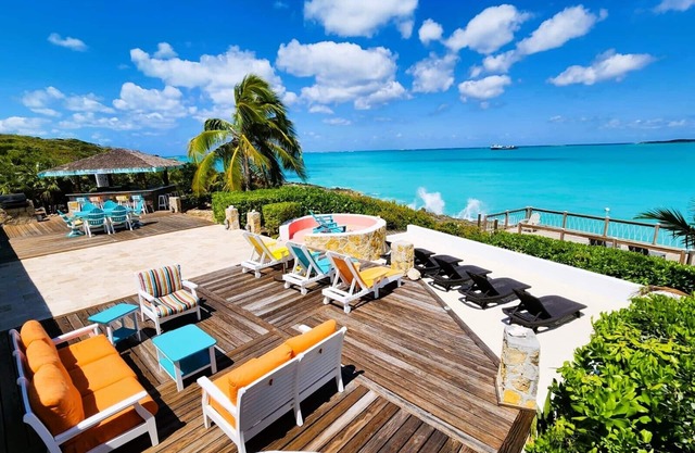 Stunning Waterfront and Tiki Bar - Paradise Found Villa- HGTV Bahamas Life!