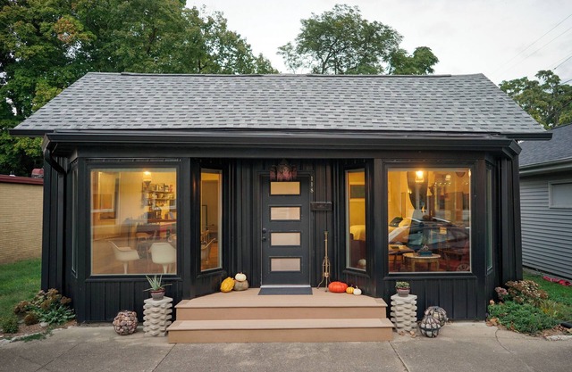 Style on the Square 2-bedroom bungalow with WiFi, AC in Petersburg