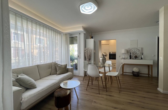 stylish 1-bedroom condo close to exhibition square