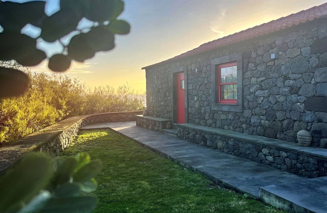 Stylish 1 Bedroom Stone House On Ocean Front - São Jorge, Azores (Bela Lua)