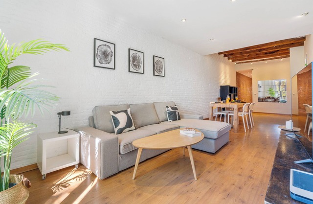 Stylish 2-Bedroom Apartment in Eixample, Near Plaza Espanya