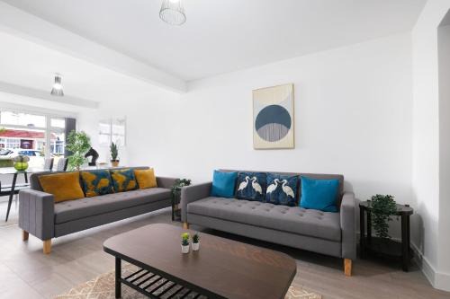 Stylish 2 Bedroom Serviced House in Slough