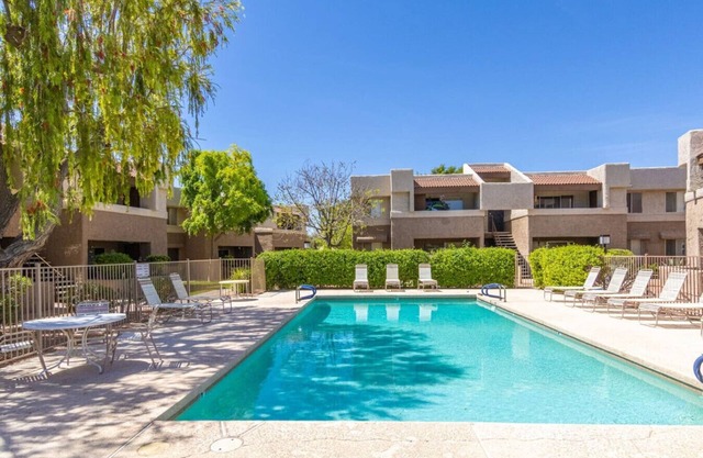 Stylish 2BR Condo w/Gym, Pool & Hot Tub Access