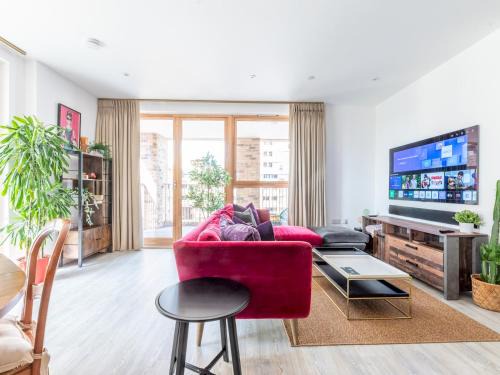Stylish 3 Bed 2 Bath Flat Lake Views Parking Pass the Keys