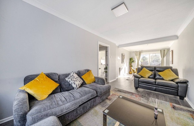 Stylish 3-bed house with garden, off-street parking & fast London access