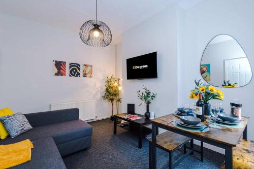 Stylish 3-Bed Home in Liverpool by 53 Degrees Property, Ideal Great for Large Groups & Business, Sleeps 8!