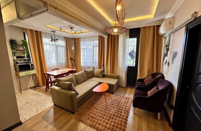 Stylish 3 Room Flat 3 AC, WiFi Walk to Grandbazaar High speed WiFi , AC