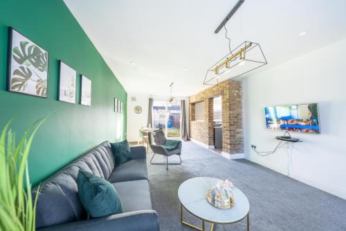 Stylish 3BR Home, Sleeps 5, Contractor Stay-Friendly, Near M25, Free Parking
