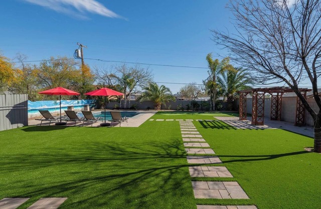 Stylish 4BR Desert Oasis w/Pool and Spa, Putting Green