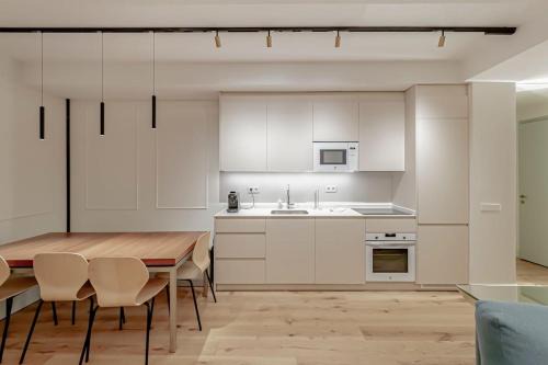 Stylish 5BR Flat with terrace