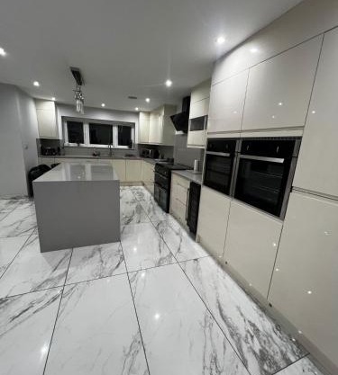 Stylish 6-Bed Retreat with Parking and Jacuzzi