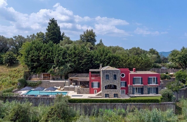 Stylish 6 en-suite bedroom Villa overlooking the Sea - 7km from Corfu town