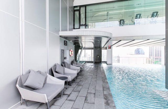 Stylish and Modern 1 BR - 3 mins walk to MRT Sukhumvit and BTS Asoke