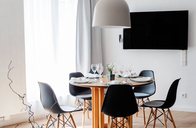 Stylish apartment: top location, quiet, parking- perfect for business & vacation