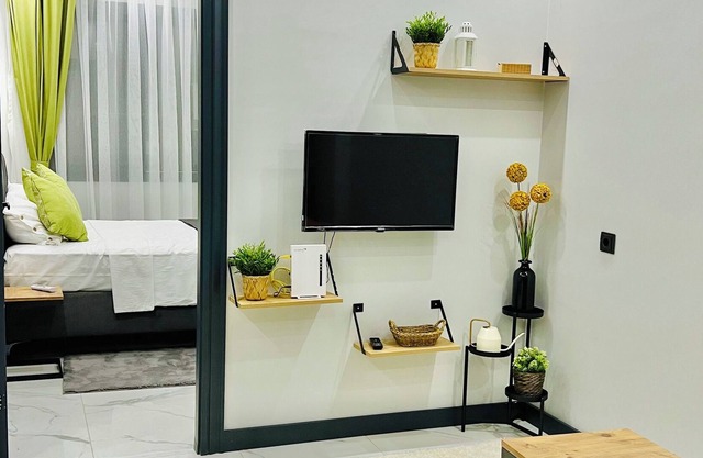 Stylish apartment with full kitchen- 6 minutes walk to beach !